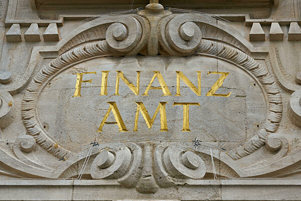 Fassade mit der deutschen Aufschrift Finanzamt