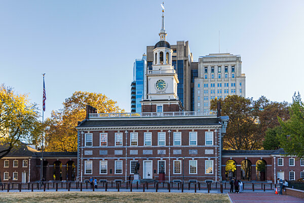 PHILADELPHIA, PA - 23. NOVEMBER 2024: Außenaufnahme der Independence Hall.