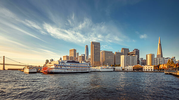 Fußball-WM 2026 in den USA: Gastgeberstädte im Fokus Moderne Skylines und lebendige Stadtbilder: Die US-amerikanischen Spielorte der Fußball-WM 2026 zeigen die Vielfalt der Städte im ganzen Land. Gespielt wird in New York/New Jersey, Los Angeles, Dallas, Houston, Atlanta, Miami, Seattle, San Francisco (Bay Area), Boston, Philadelphia und Kansas City. Bilder dieser Städte zeigen beeindruckende Architektur, moderne Infrastruktur und die besondere Atmosphäre der WM-Gastgeber.