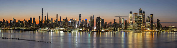 Panorama der Skyline von Midtown Manhattan in New York vor Sonnenaufgang