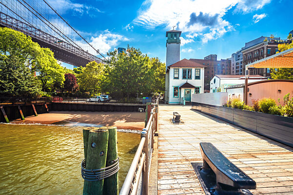 Hiastoric Turm East River Küste Gebäude unter Brooklyn-Brücke Blick in New York City