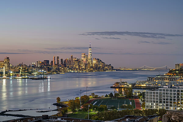 Der Hudson River mit der Skyline von Lower Manhattan im Hintergrund in der Dämmerung