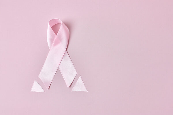 Das Konzept von Operation und Chemotherapie bei Brustkrebs. Kopierraum.