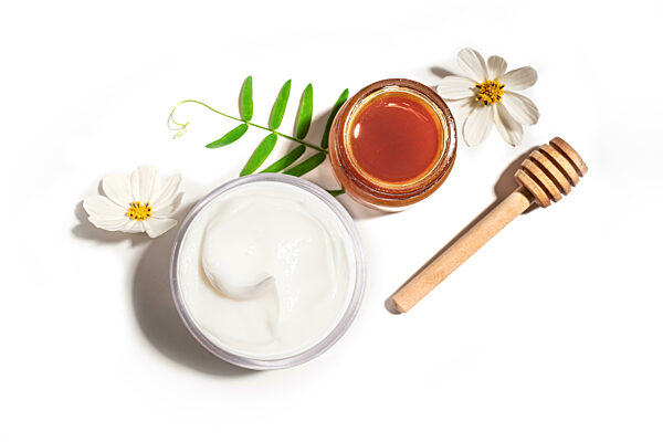 Kosmetische reichhaltige Creme mit natürlichem Honig