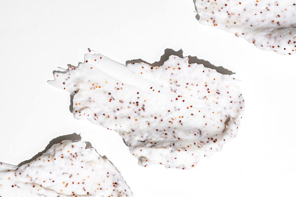 Probe eines natürlichen Peelings auf weißem Hintergrund. Peelingcreme mit Mikrokapseln. Abstrich eines Pfirsich- oder Kaffee-Peelings