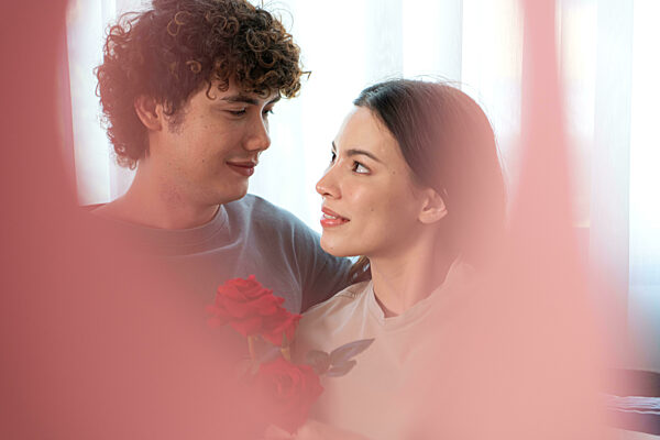 Ein junges Paar mit Aktivitäten zum Valentinstag zu Hause