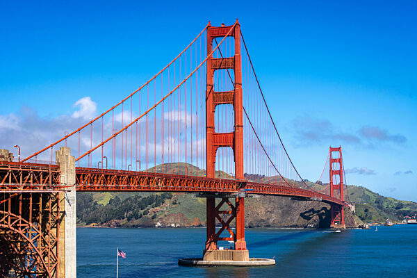 Golden Gate Bridge über blauem Wasser mit malerischen Hügeln in San Francisco