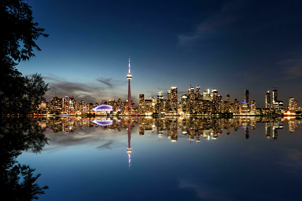 Skyline von Toronto, die sich in der Dämmerung über dem Ontariosee spiegelt