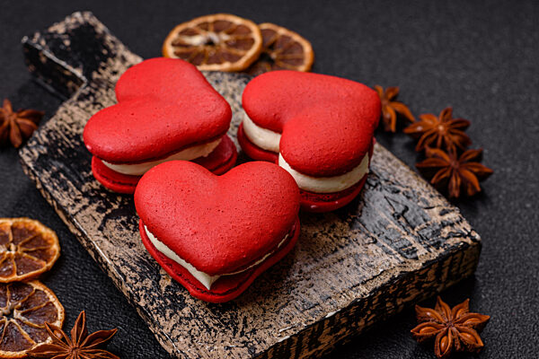 Rote Makronen in Form eines Herzens, Süßigkeiten für den Feiertag Valentinstag