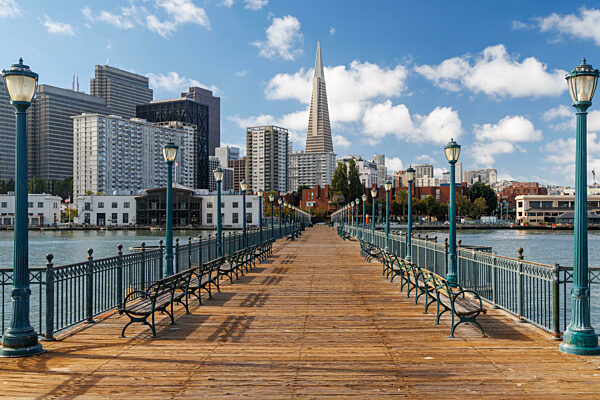 Blick auf einen klassischen Holzpier, der sich in die Bucht von San Francisco erstreckt