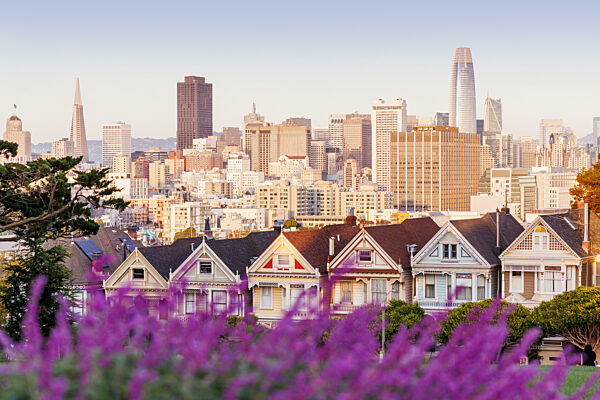 Pastellfarbenes Abendfoto der Painted Ladies in San Francisco