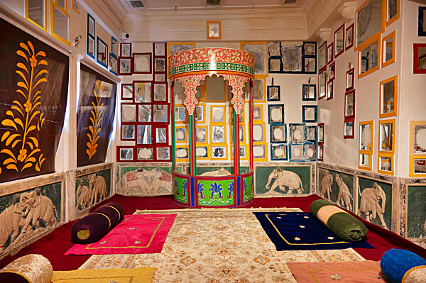 farbenfroh, Artefakte, Gemälde, Ausstellung, Museum, Stadt, Palast, Udaipur, Rajasthan, Erbe, Kunstwerk, Kultur, traditionell, königlich, historisch, Erhaltung, dekorativ, Galerie, Ausstellung, lebendig, Kreativität, Handwerk, Design, Tourismus, Sammlun