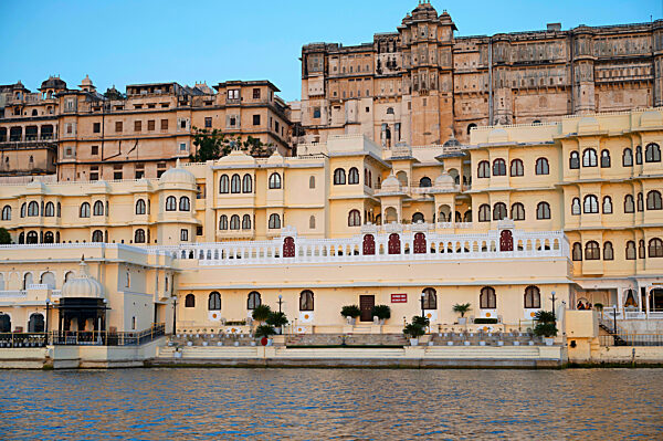 weiß, chhatri, alt, Struktur, Stadt, Palast, Udaipur, Rajasthan, Erbe, Architektur, Denkmal, königlich, traditionell, historisch, Kuppel, Pavillon, Skulptur, Stein, Erhaltung, kulturell, alt, Wahrzeichen, Design, Tourismus, Schrein, elegant, Struktur, In