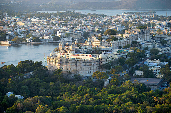 geschnitzt, Shivlinga, Heiligtum, Shri, Dev, Rajeshwar, Mahadev, Tempel, Udaipur, Rajasthan, Shiva, Schrein, Skulptur, Hindu, heilig, religiös, spirituell, göttlich, Erbe, Anbetung, traditionell, Denkmal, Architektur, kulturell, kompliziert, Glaube, Kuns