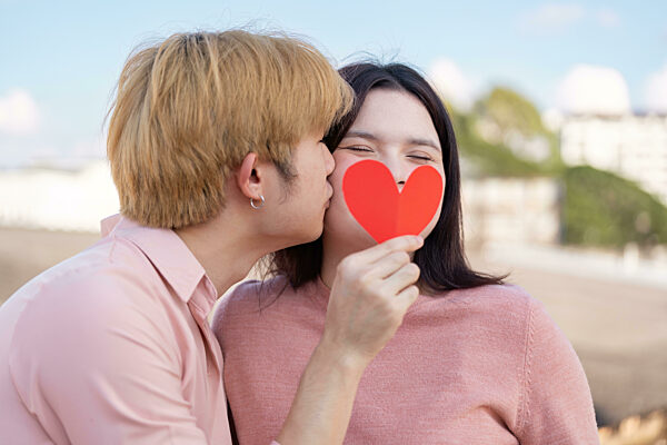 Paar feiert Valentinstag am Strand Liebesgeschichte romantischen Moment helle Umgebung Nahaufnahme Ansicht liebevoll Konzept