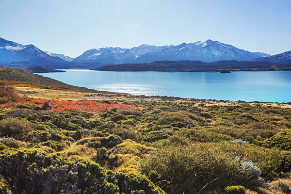 Schöner See in den Bergen Patagoniens. Fantastische Naturlandschaften in Argentinien< Südamerika