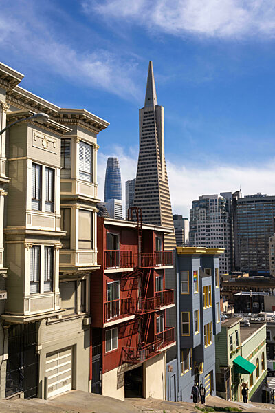Steile Straßenansicht mit Skyline der Innenstadt von San Francisco, USA