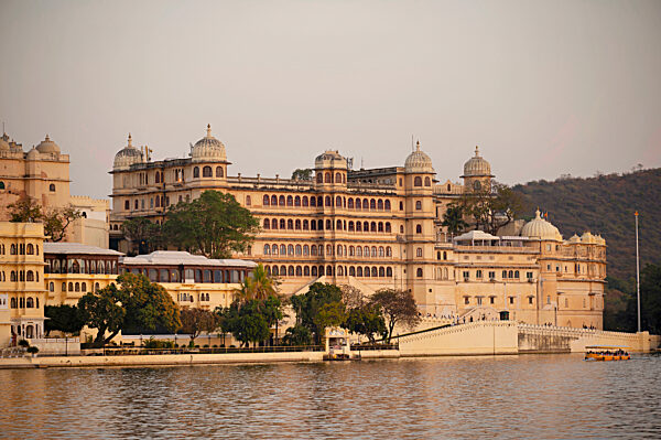 Außenbereich, Museum, Komplex, Bagore, Ki, Haveli, Altstadt, Pichola, Udaipur, Rajasthan, Architektur, Erbe, Fassade, kulturelles, Denkmal, historisch, traditionell, Haveli, Struktur, Gebäude, Erhaltung, Wahrzeichen, königlich, Tourismus, elegant, alt.