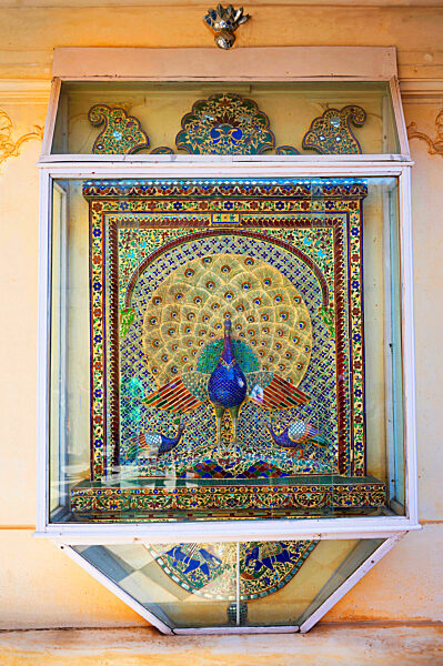 Kristall, Pfau, Mor, Chowk, Stadt, Palast, Udaipur, Rajasthan, Kunstwerk, Skulptur, dekorativ, aufwendig, Erbe, königlich, kulturell, Ausstellung, Museum, traditionell, künstlerisch, elegant, Design, lebhaft, farbig, Erhaltung, Denkmal, historisch, Pfau,