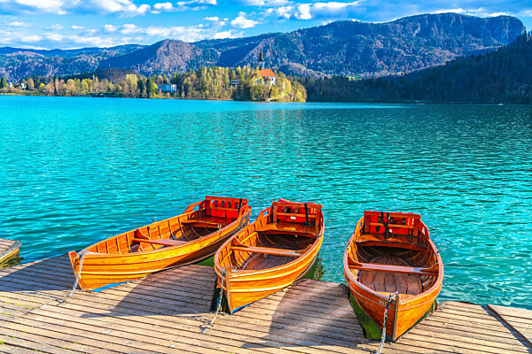 Bled, Slowenien. Blick auf die Küste des Bleder Sees im Frühjahr