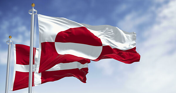Die Flaggen von Grönland und DÃ_nemark wehen im Wind