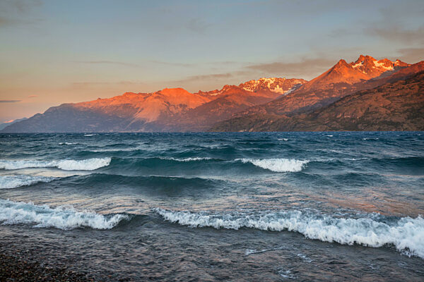 Schöner See in den Bergen Patagoniens. Fantastische Naturlandschaften in Argentinien< Südamerika