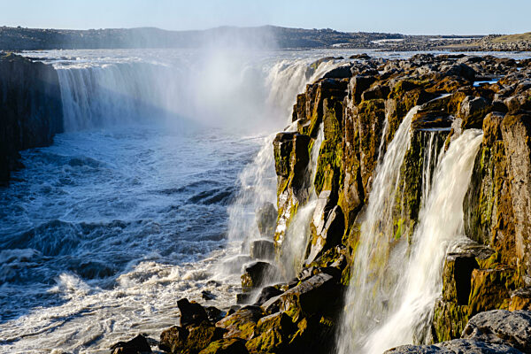Entdecken Sie die herrliche Schönheit des Dettifoss-Wasserfalls in Island während der goldenen Stunde
