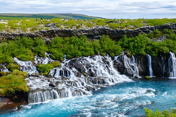 Erkunden Sie die beeindruckenden Wasserfälle Barnafoss und Hraunfossar in der atemberaubenden Landschaft Islands