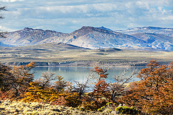 Schöner See in den Bergen Patagoniens. Fantastische Naturlandschaften in Argentinien< Südamerika
