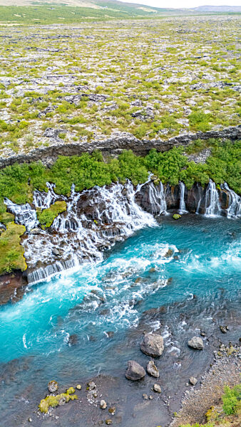Entdecken Sie die atemberaubende Schönheit der Wasserfälle Barnafoss und Hraunfossar in Island