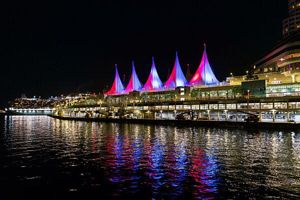 Canada Place bei Nacht, ein ikonisches Wahrzeichen in Vancouver, Kanada