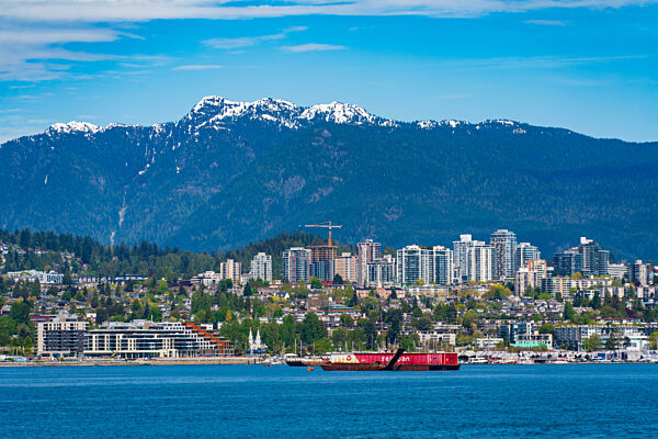 Blick auf North Vancouver von Vancouver Downtown in Kanada