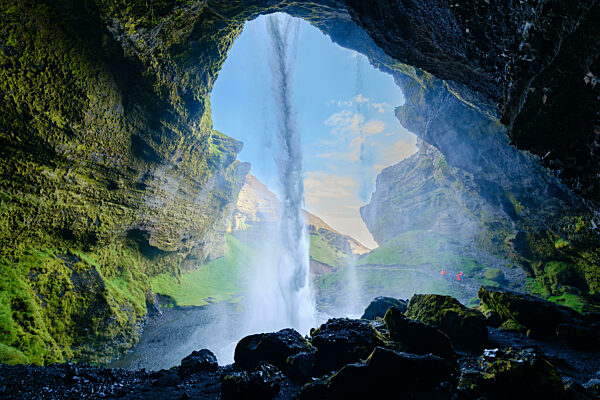 Entdecken Sie die atemberaubende Schönheit des Kvernufoss-Wasserfalls in der ruhigen Landschaft Islands