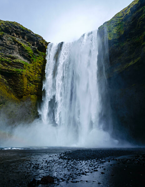 Entdecken Sie die Majestät des Skogafoss-Wasserfalls in Islands atemberaubender Landschaft