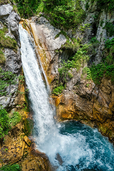 Blick auf den Tschaukofall-Wasserfall bei Ferlach in Österreich