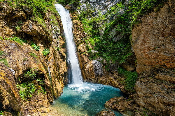 Blick auf den Tschaukofall-Wasserfall bei Ferlach in Österreich