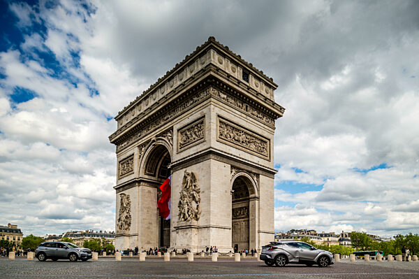 Paris Arc de Triomphe (Triumphbogen) in Paris an einem Sommertag