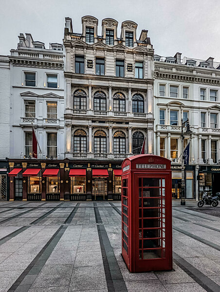 London Red Telefon Boxes auf der Straße. Schwarz-Weiß-Gebäude und Straße mit Red London Telefonboxen