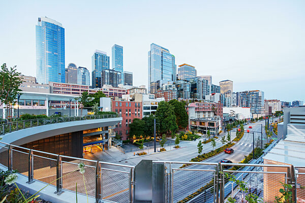 Skyline von Seattle bei Sonnenuntergang mit leuchtenden Himmelsfarben und Stadtlichtern