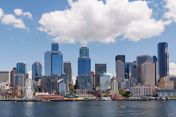 Heller und sonniger Panoramablick auf die Skyline von Seattle vom Wasser aus