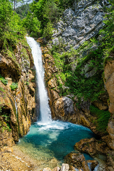 Blick auf den Tschaukofall-Wasserfall bei Ferlach in Österreich