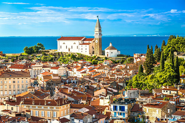 Panoramablick auf die Stadt Piran an der Adriaküste, Küstenlinie von Slowenien