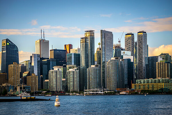 Skyline und Straßenansichten der Stadt Toronto