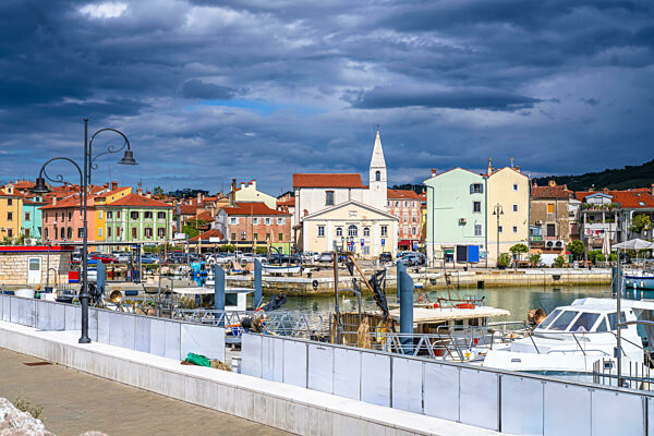 Stadt Izola an der Adriaküste, Blick aufs Wasser, Küste von Slowenien
