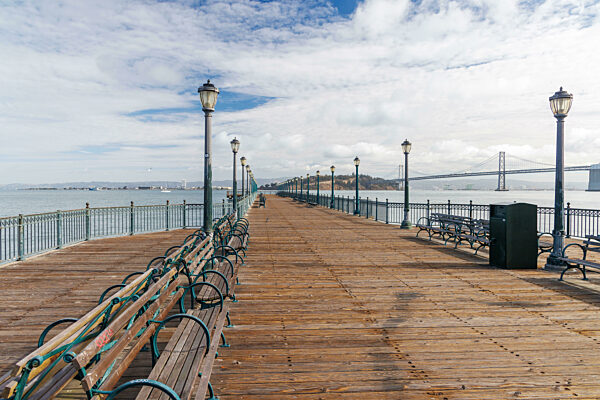 Blick auf einen klassischen Holzpier, der sich in die Bucht von San Francisco erstreckt