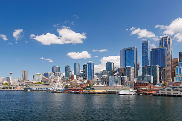 Heller und sonniger Panoramablick auf die Skyline von Seattle vom Wasser aus