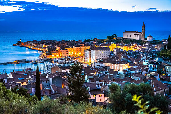 Stadt Piran an der AdriakÃ_ste, abendlicher Panoramablick, KÃ_stenlinie Sloweniens