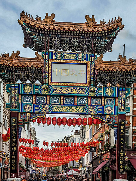 London, Vereinigte KÃ¶nigreiche MAI 02 2024 Leicester Square: China Town mit Sitzgelegenheiten im Freien und dekoriert mit chinesischen Laternen