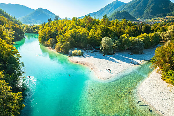 Soca und Tolminka Flussmündung idyllischer Strand Luftblick, türkis Paradies in Julischen Alpen, Slowenien