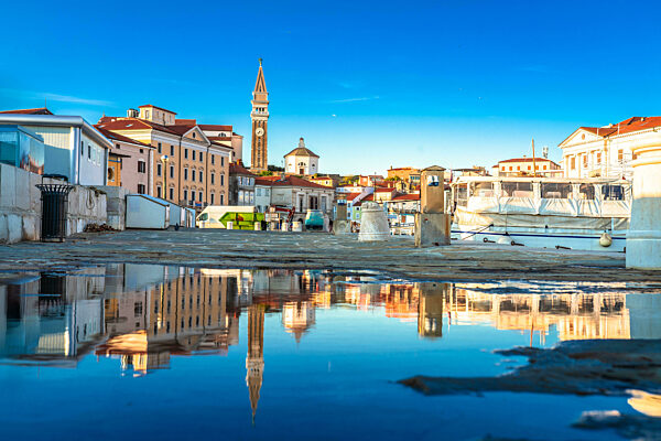 Die malerische Stadt Piran am frühen Abend im Spiegel, Adriaregion in Slowenien